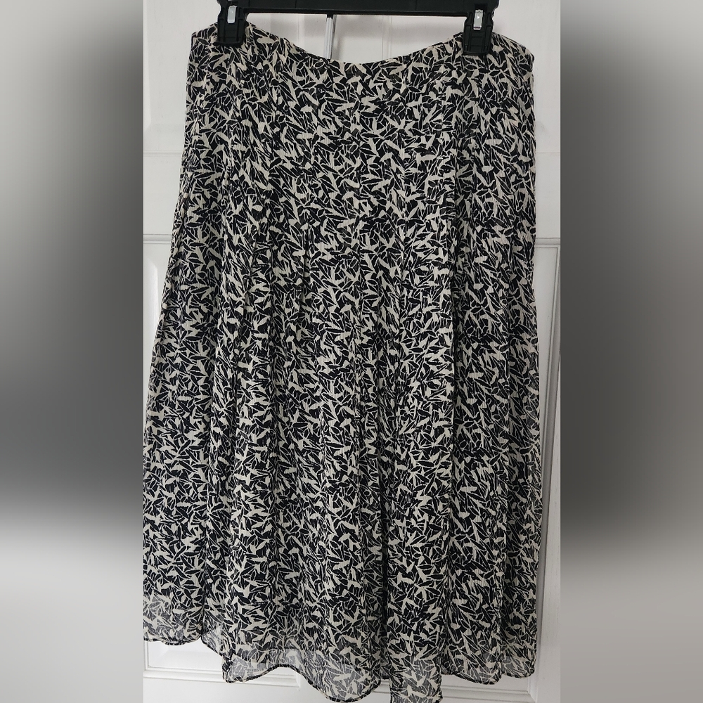 JONES NEW YORK summer pleated black and white skirt. Size 10